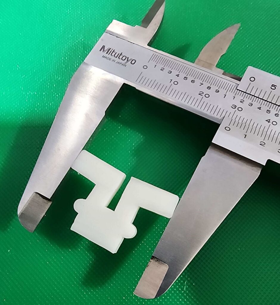  Measuring an extrusion sample using Vernier calllipers. Inaccurate measurement due to deformation of the soft silicone rubber.